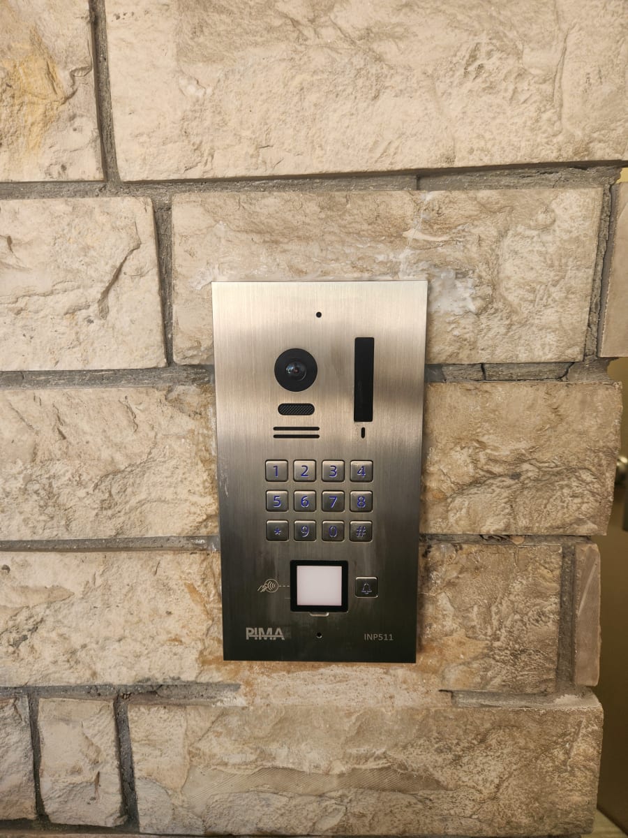 לוח אינטרקום נירוסטה בכניסה לבניין